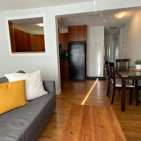 Cozy 2-Bedroom Condo Near Downtown, With Laundry, Parking, Balcony Calgary Bagian luar foto