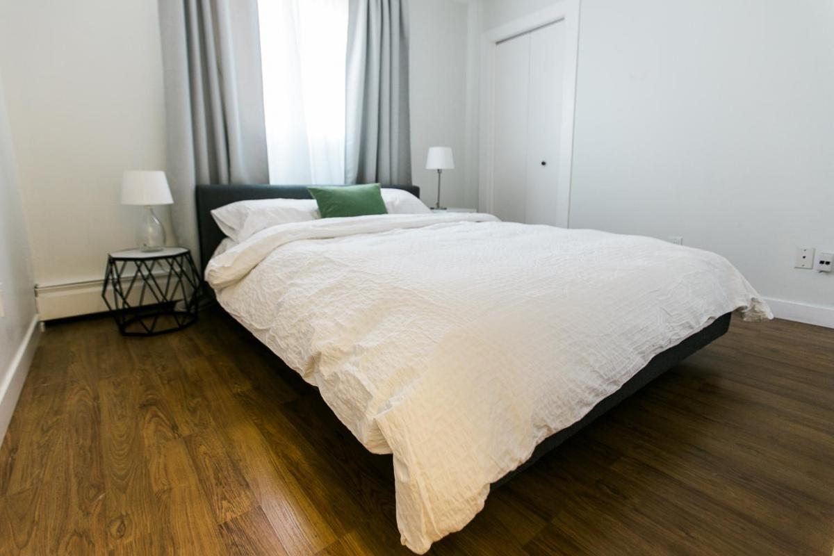 Cozy 2-Bedroom Condo Near Downtown, With Laundry, Parking, Balcony Calgary Bagian luar foto