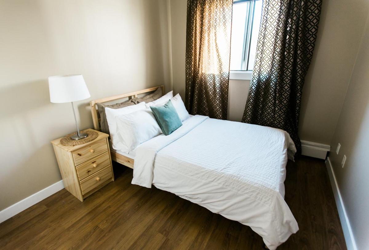 Cozy 2-Bedroom Condo Near Downtown, With Laundry, Parking, Balcony Calgary Bagian luar foto