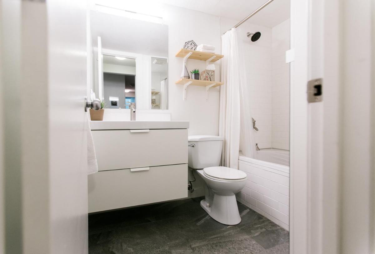 Cozy 2-Bedroom Condo Near Downtown, With Laundry, Parking, Balcony Calgary Bagian luar foto