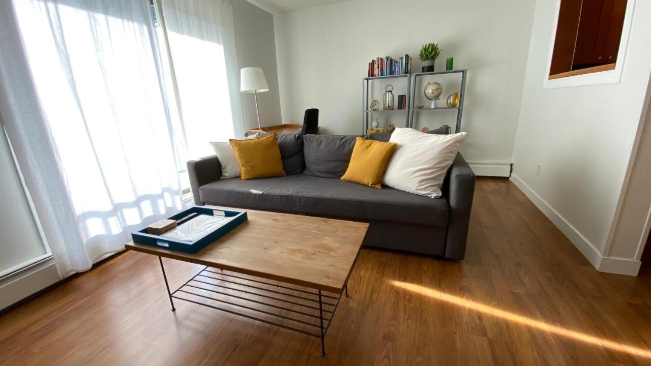 Cozy 2-Bedroom Condo Near Downtown, With Laundry, Parking, Balcony Calgary Bagian luar foto